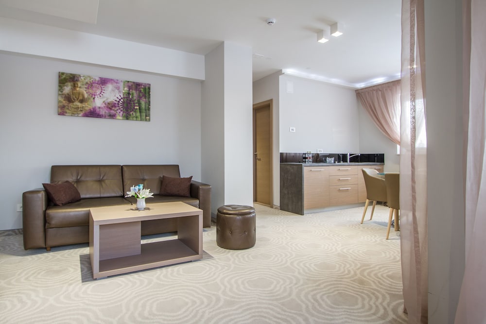 Royal Airport Hotel 41/69