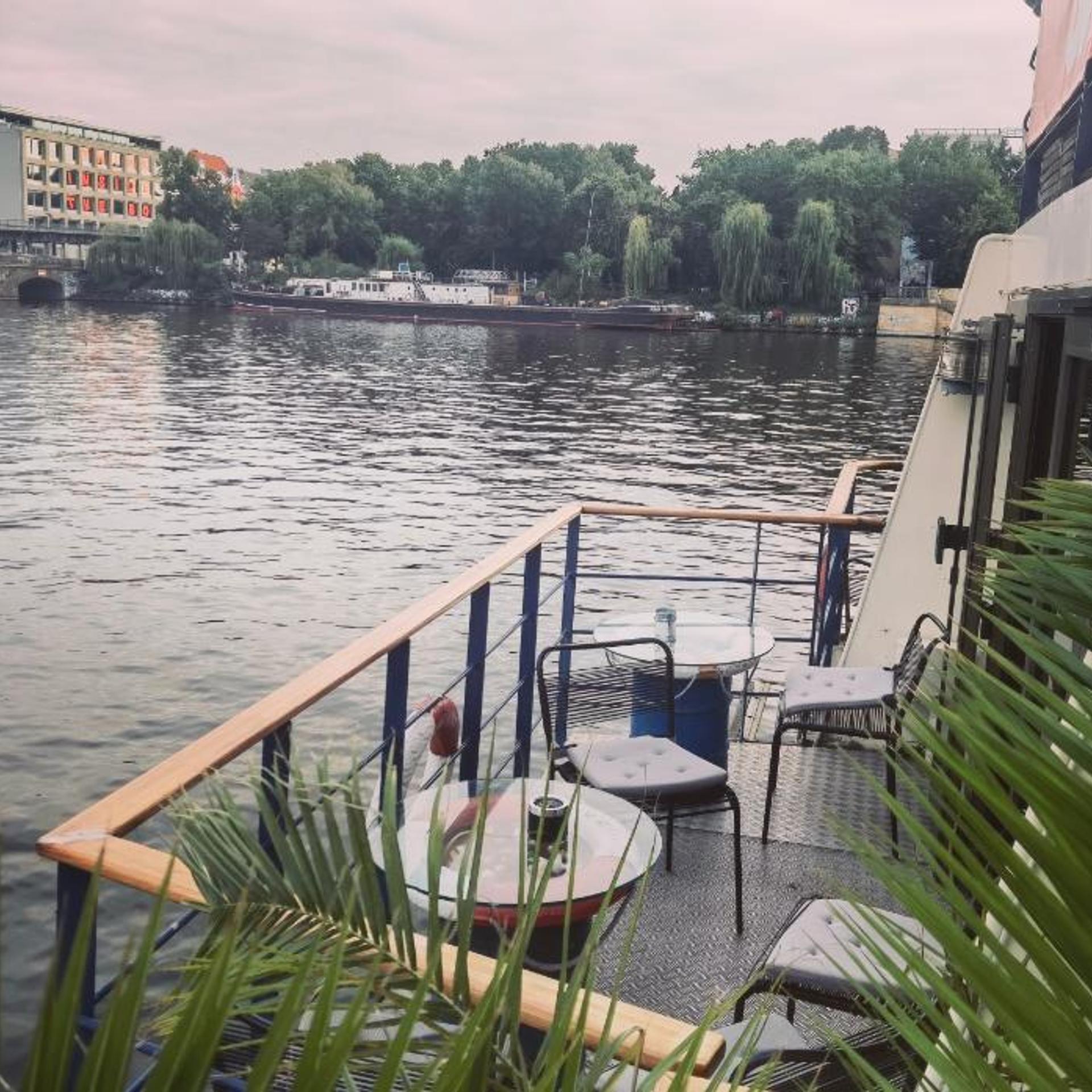 Eastern Comfort Hotel & Hostelboat 54/58