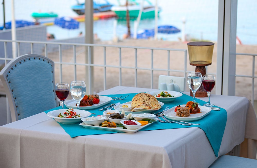 Catamaran Resort Hotel 53/71