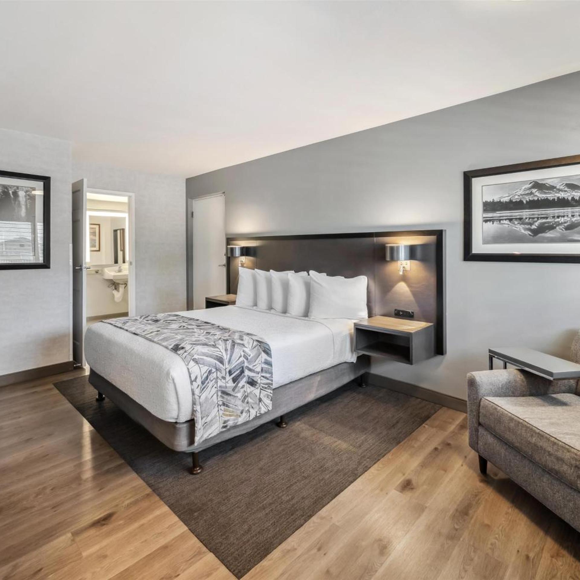 Courtyard, Queen Bed, Accessible