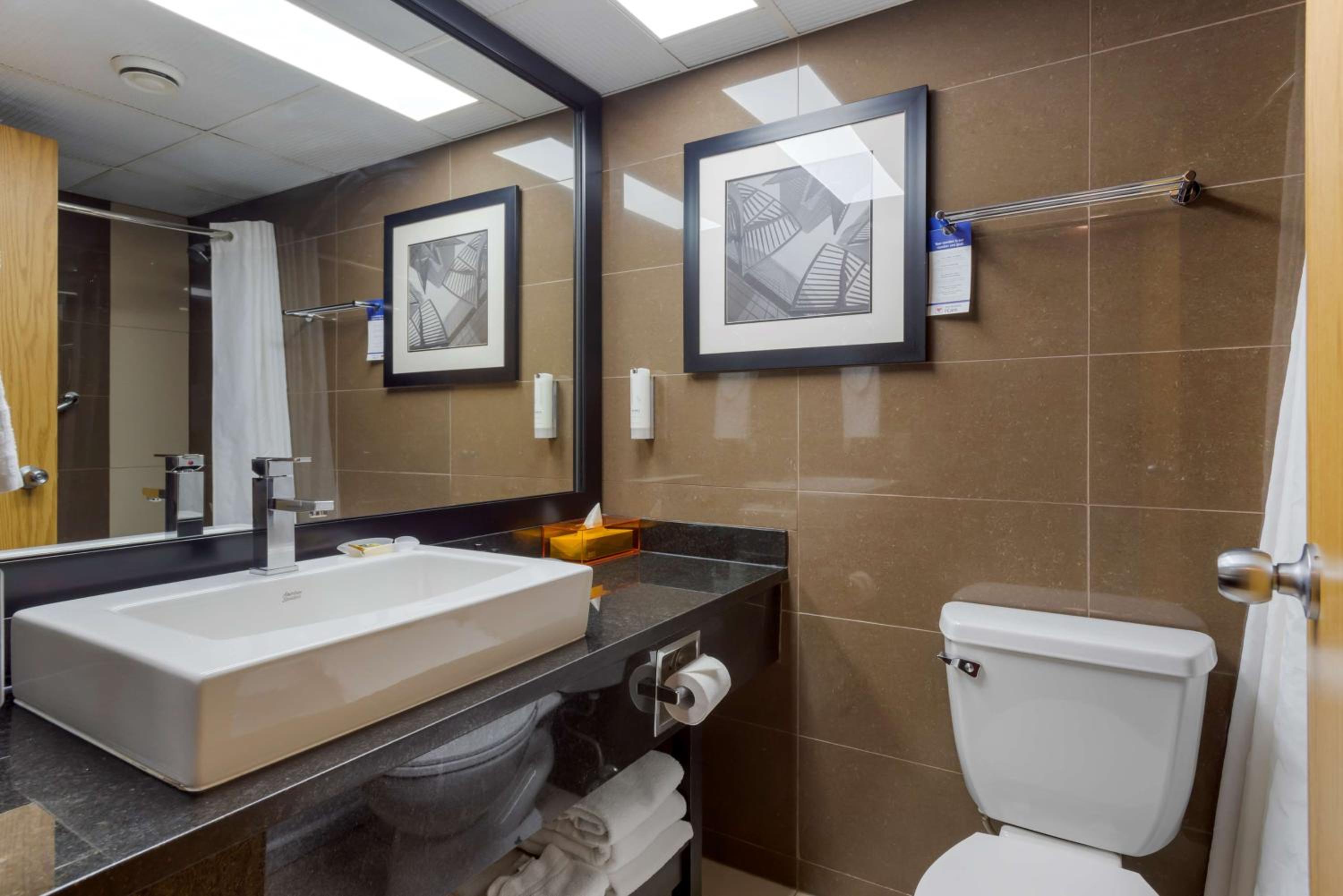 غرفة بسرير كوين يُسمح فيها بالحيوانات الأليفة، Village Park Inn Calgary 6/7