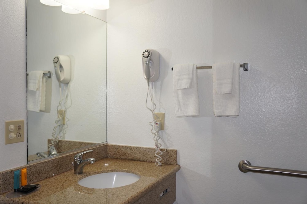 Rodeo Lodge (ex Americas Best Value Inn and Suites-Clovis/Fresno) 22/59
