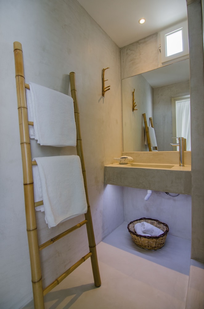 Levantes Ios Boutique Hotel 72/74