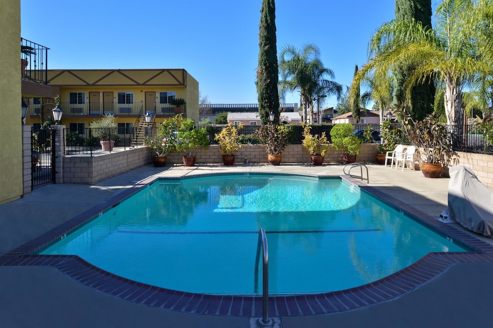 Americas Best Value Inn & Suites Fontana 20/22