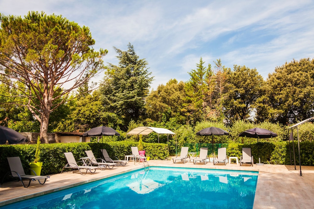 HOTEL LE PETIT MANOIR REST. LA TONNELLE 25/27