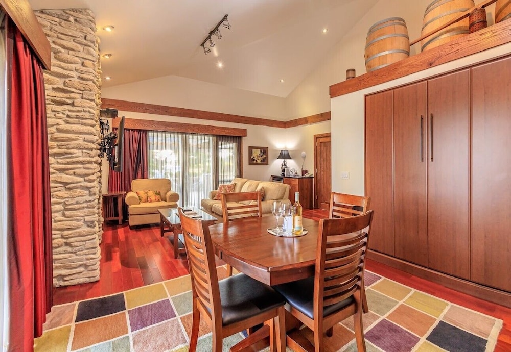 Huff Estates Inn & Winery 32/48