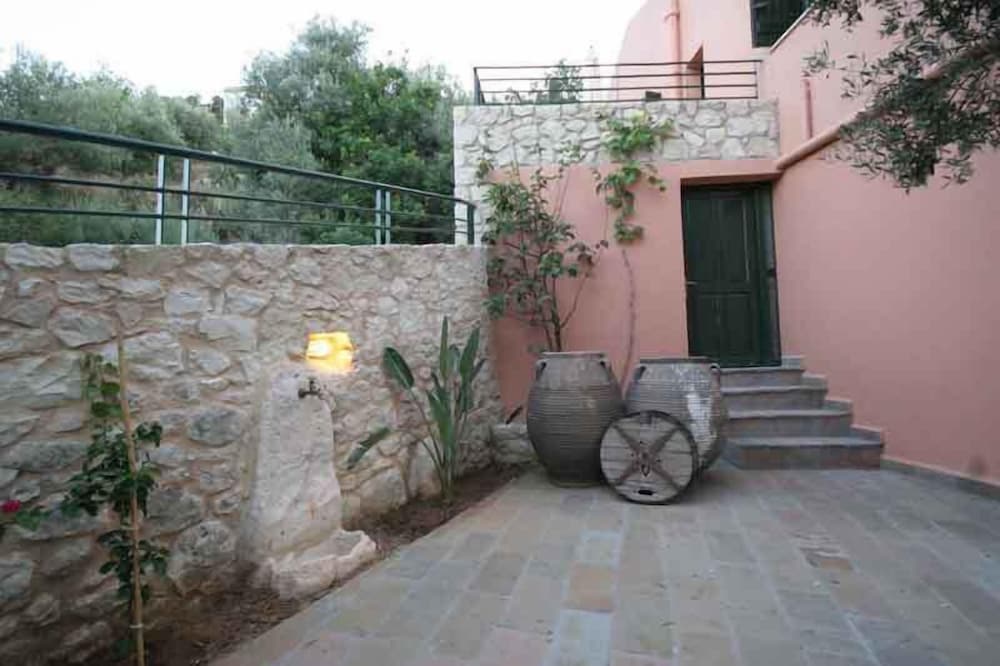 Kastellos Village 34/50
