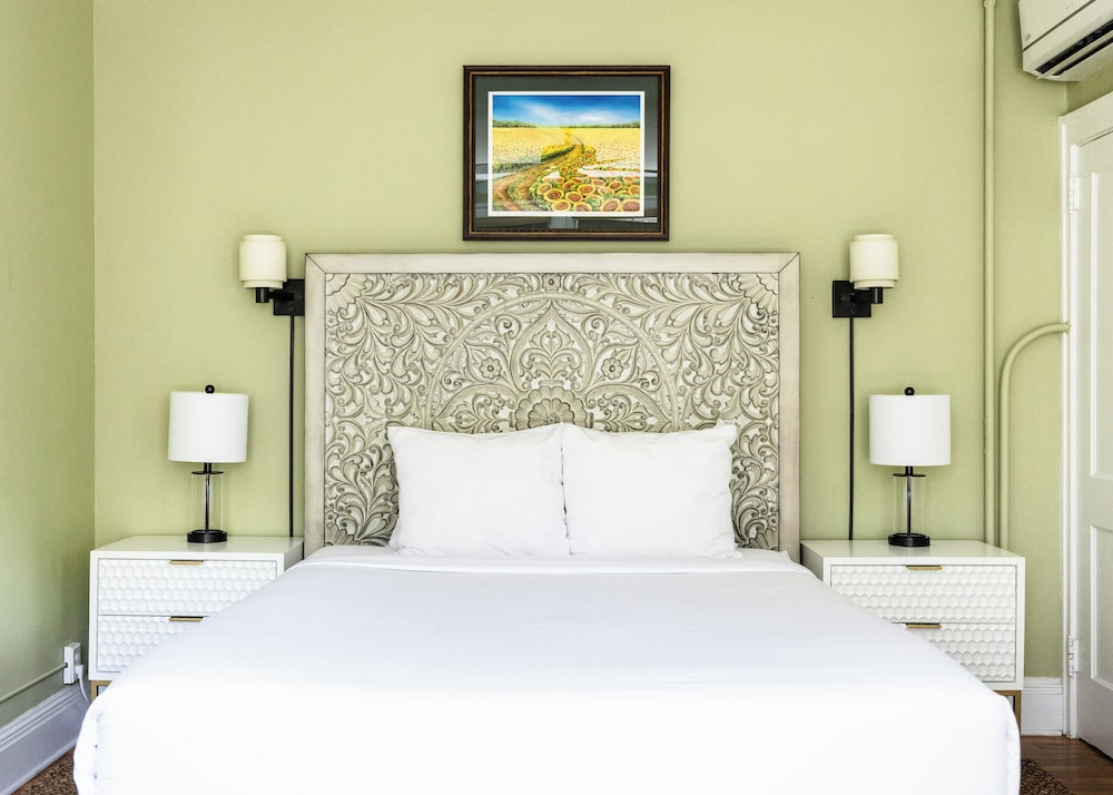 Princess Anne Hotel 17/50