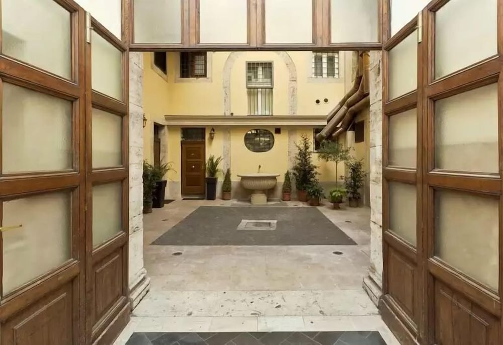 NAVONA SUITES 37/52