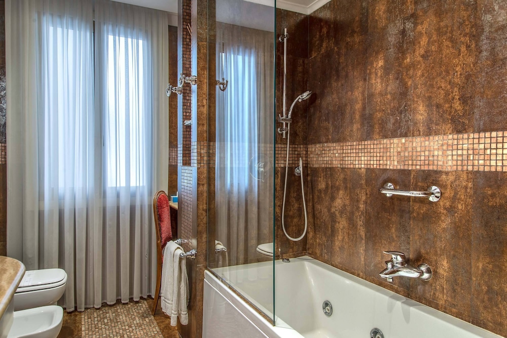 جناح جونيور بسرير كوين مع أريكة، Forum Hotel Rome 6/9