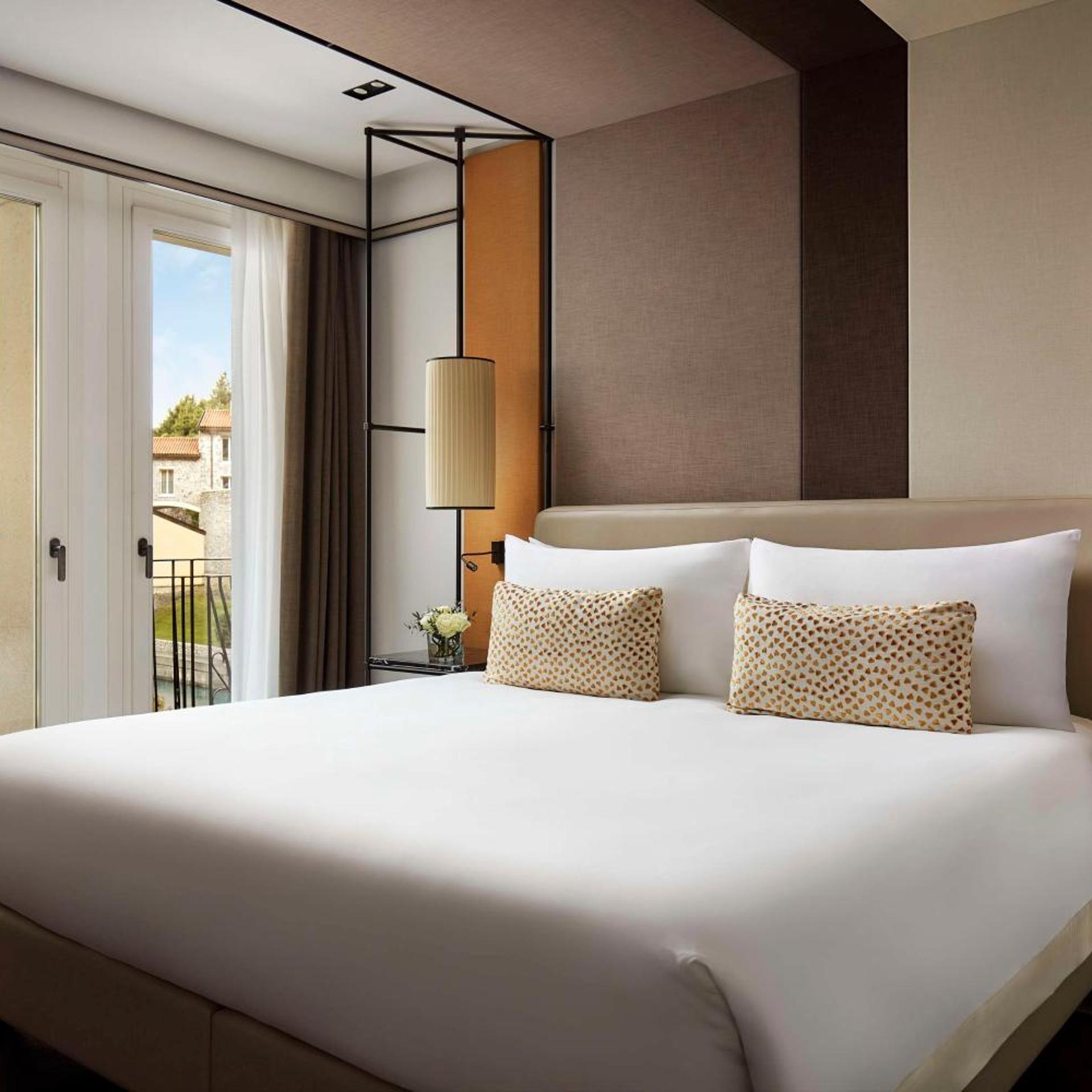 Connecting, Family, King Bed