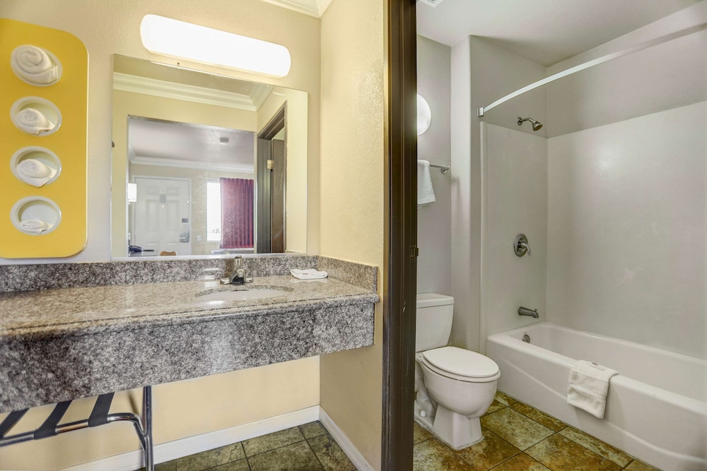 Motel6 Fresno, CA - Belmont Ave 28/39