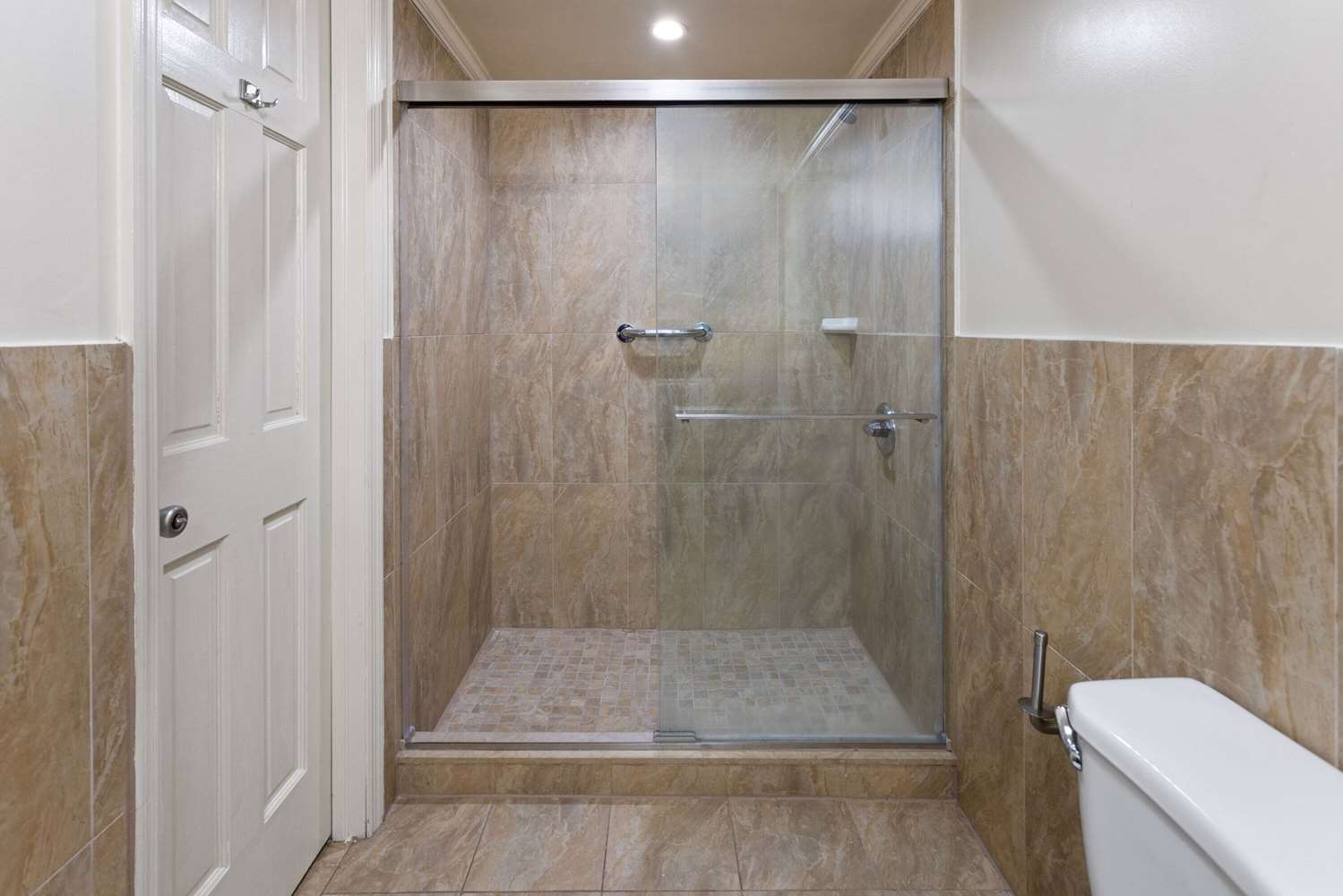 Travelodge by Wyndham Manhasset 27/28