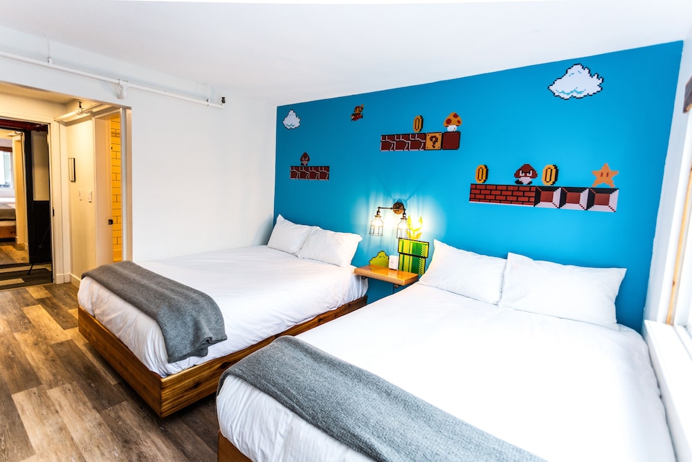 Party, 2 Bunk Beds, 2 Queen Beds
