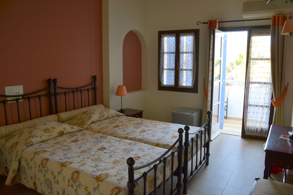غرفة قياسية بسرير مزدوج بإطلالة على المسبح، Zephyros Hotel Santorini 3/7