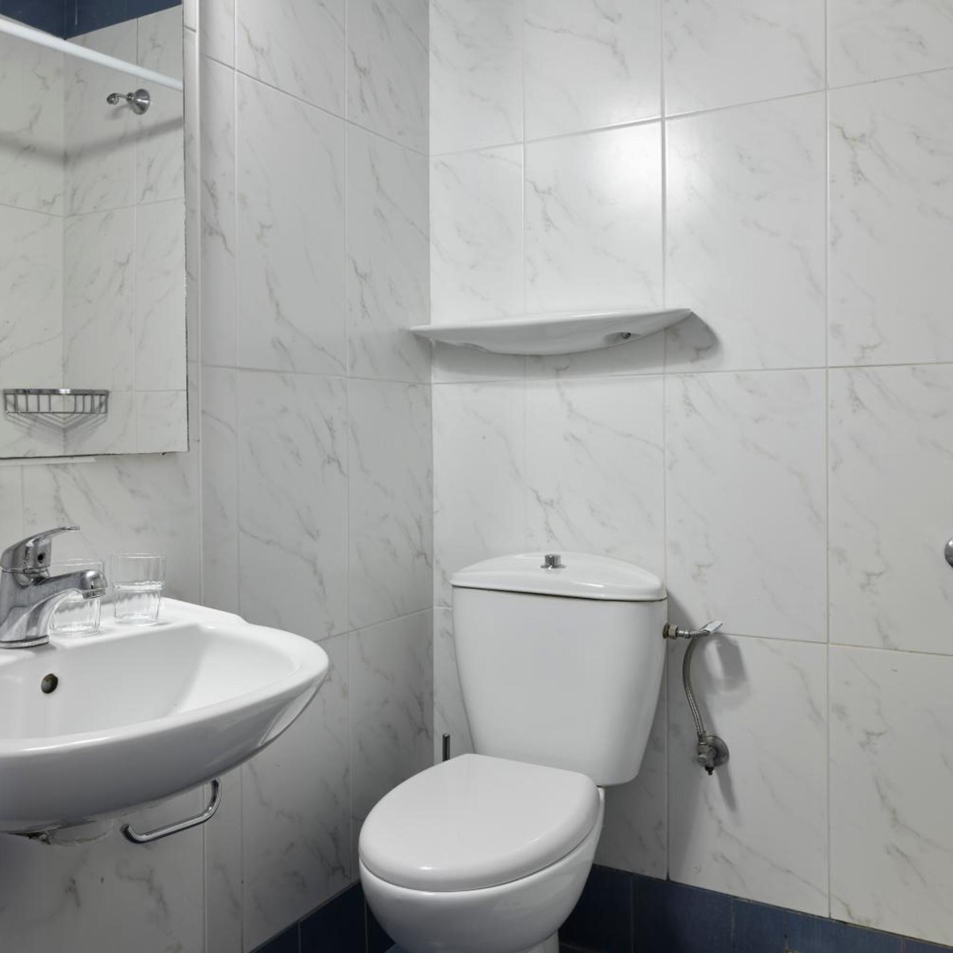 غرفة ثلاثية، Pearl Hotel 5/5