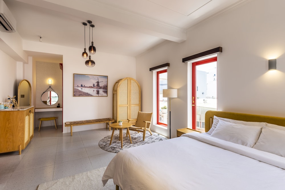 ROOM, KING BED