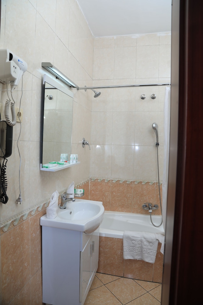 Debredamo Hotel 48/49