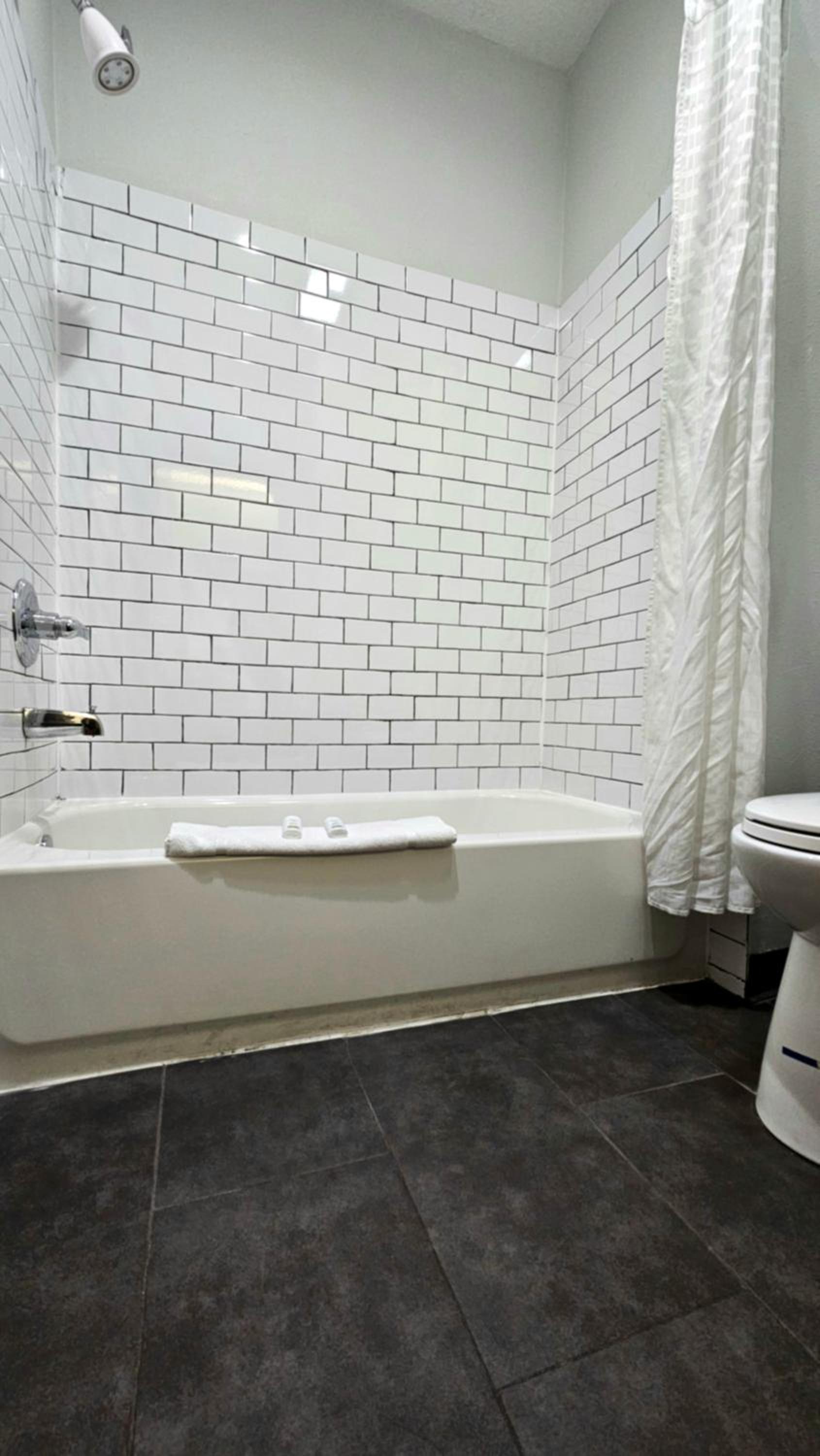 غرفة بسرير كينج بمنطقة جلوس، Baymont by Wyndham Chicago/Calumet City 2/2
