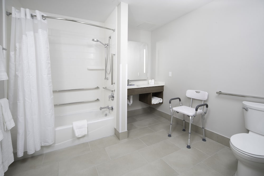 Holiday Inn Express & Suites Fort Myers Airport 18/54