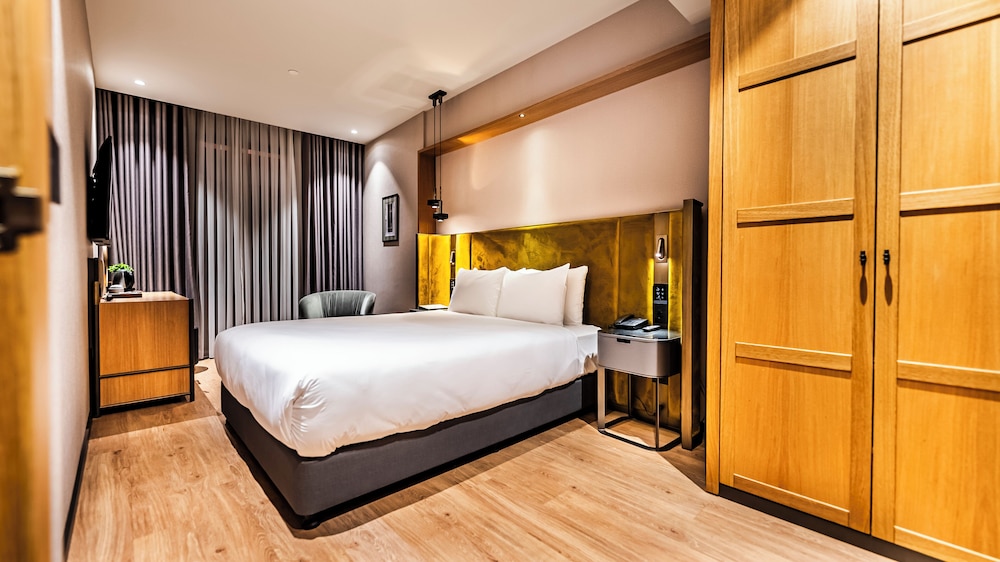 DELUXE, DOUBLE BED