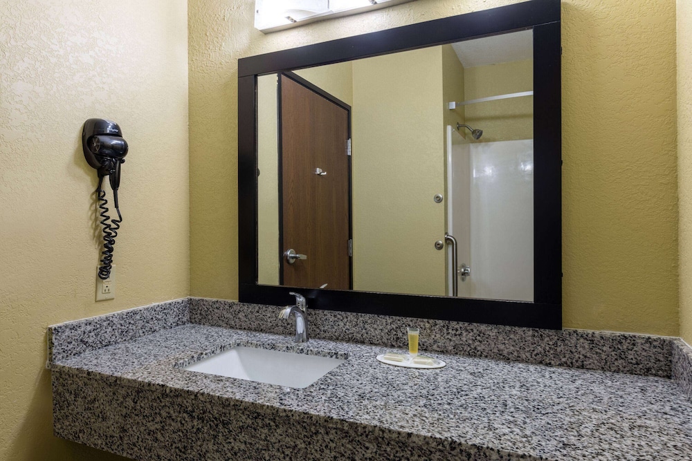 Super 8 by Wyndham Nixa/Springfield Area 36/39