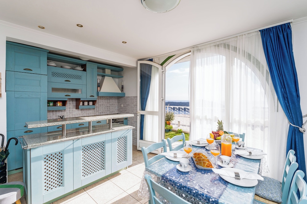Apartments Lora 3/50