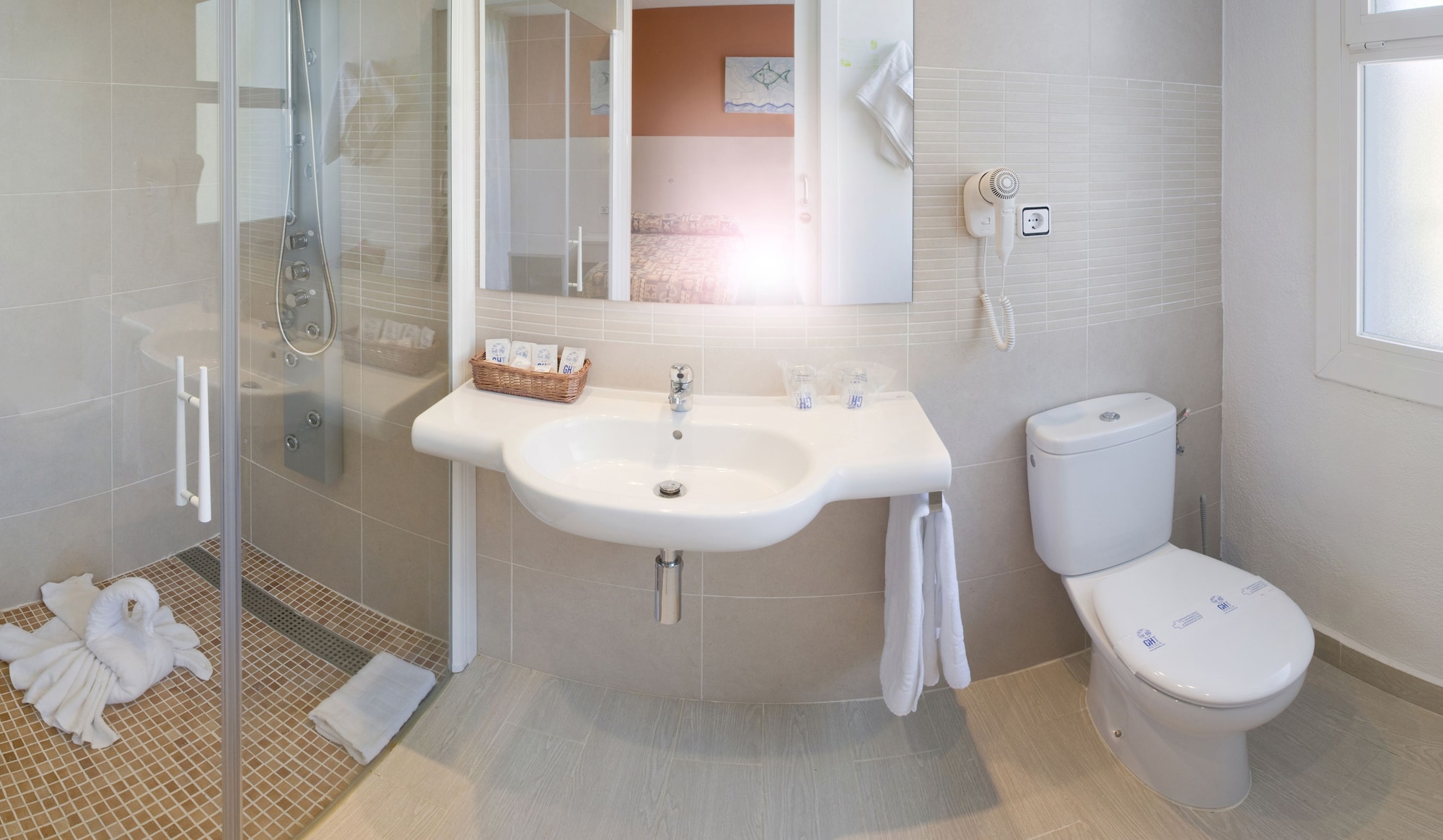 غرفة بسرير مزدوج أو سريرين منفصلين مع سرير إضافي، GHT Balmes Hotel, Aparthotel & Splash 10/10