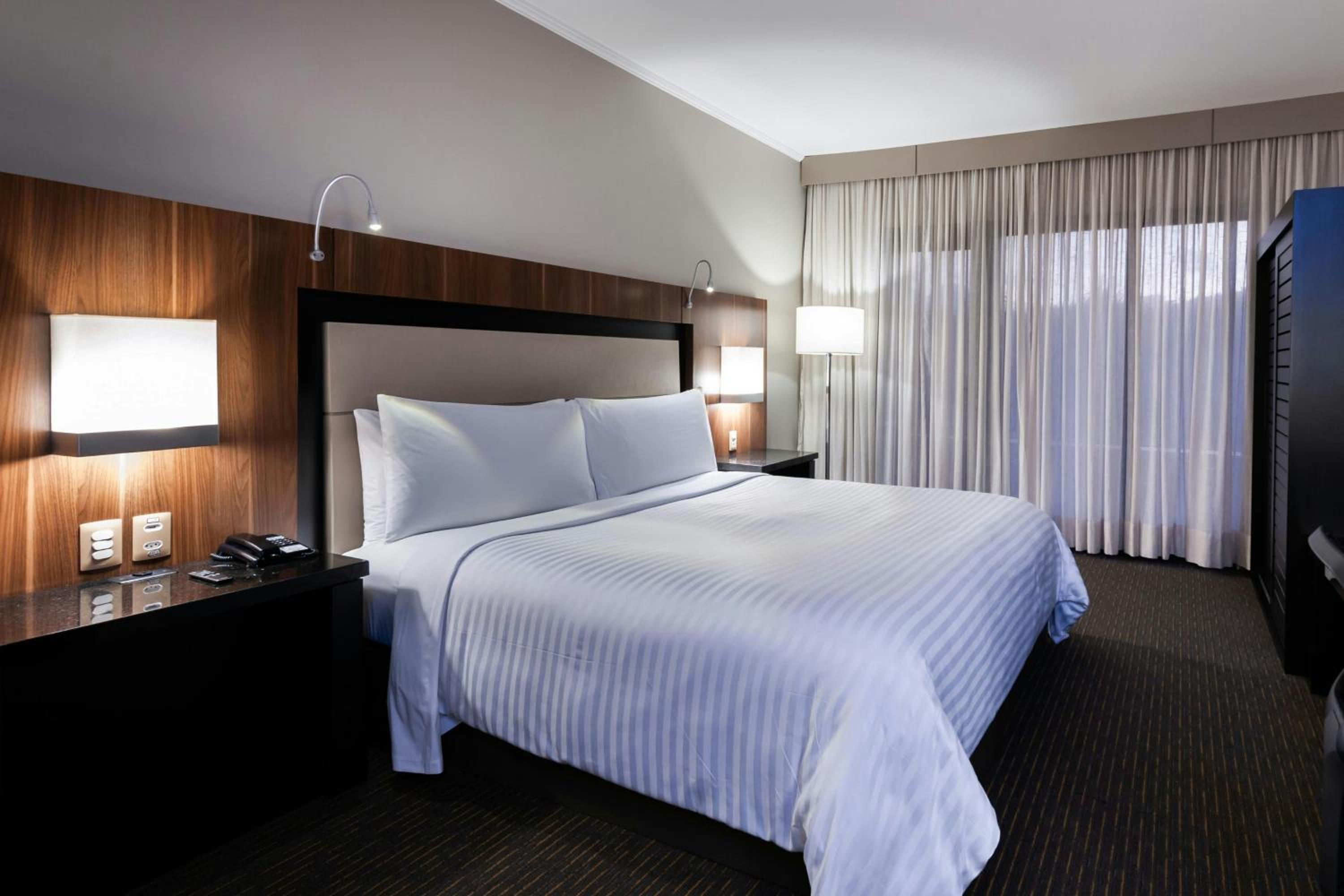 غرفة ديلوكس بسرير كينج، Sao Paulo Airport Marriott Hotel 7/10