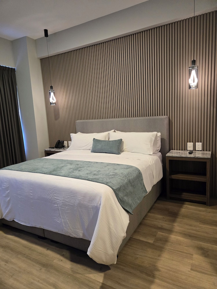 DELUXE, KING BED
