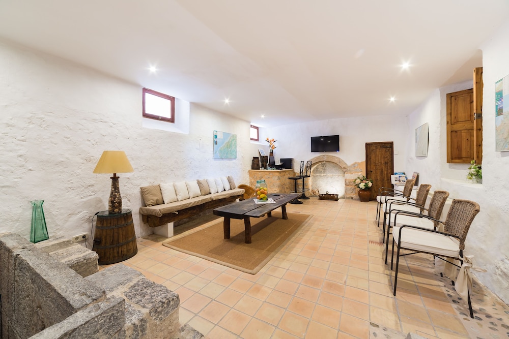 Cal Bisbe Hotel 46/70