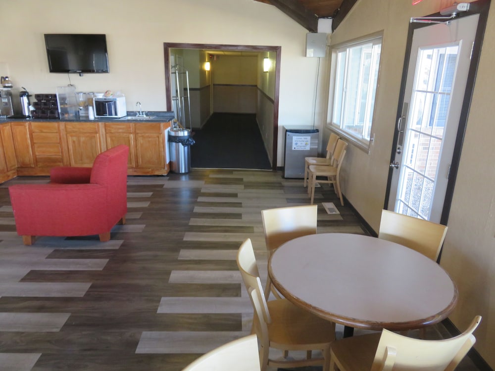 Americas Best Value Inn Story City 13/15