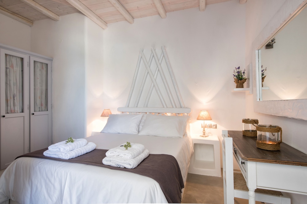 شقة بسرير مزدوج وسريرين منفصلين بإطلالة على البحر بغرفتي نوم، Blue Waves Suites & Apartments - To Kyma 10/10