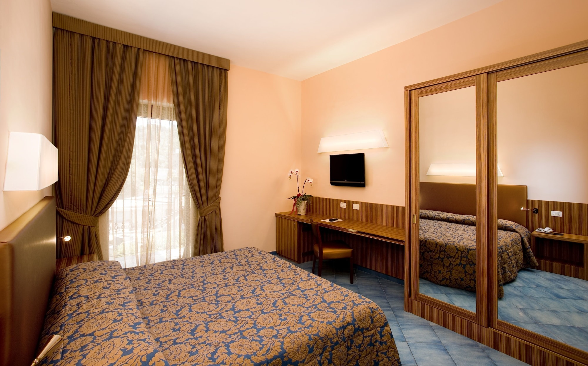 ROOM, DOUBLE BED