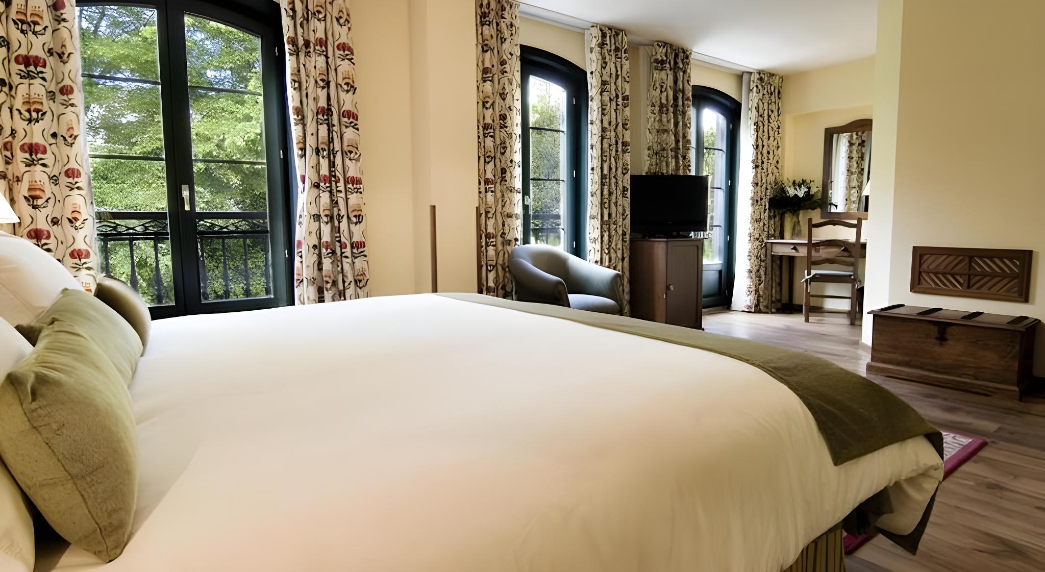 ROOM, DOUBLE OR TWIN BED