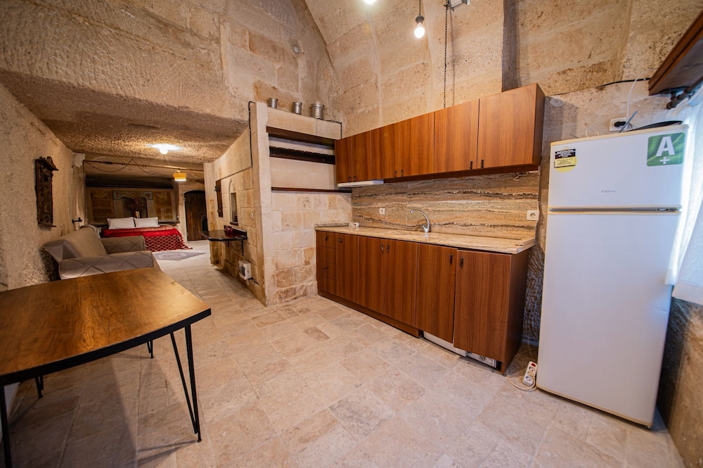 Chelebi Cave House 4/98