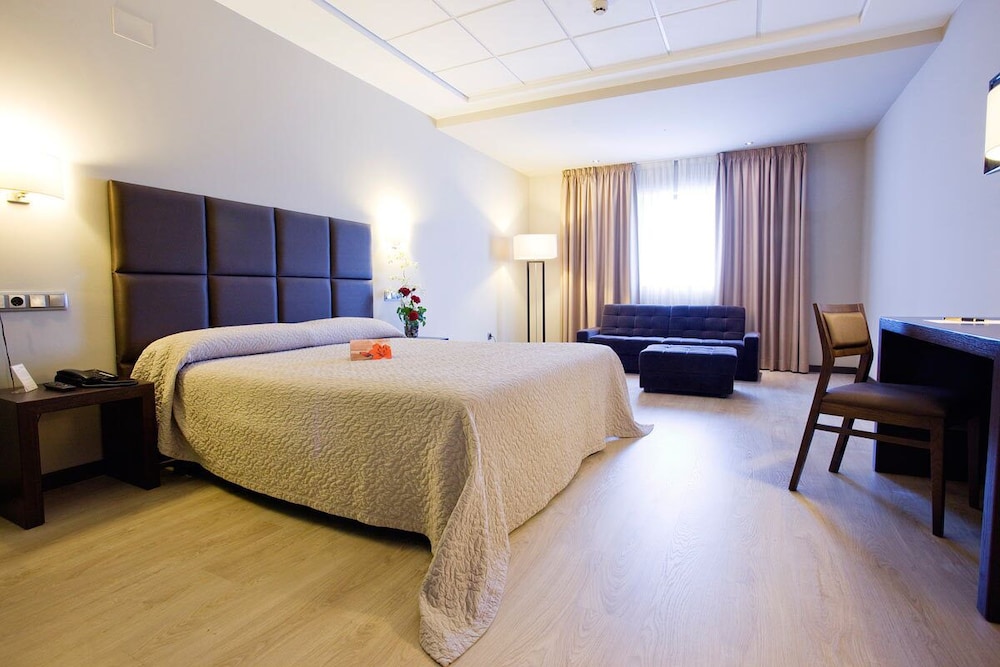 ROOM, TRIPLE