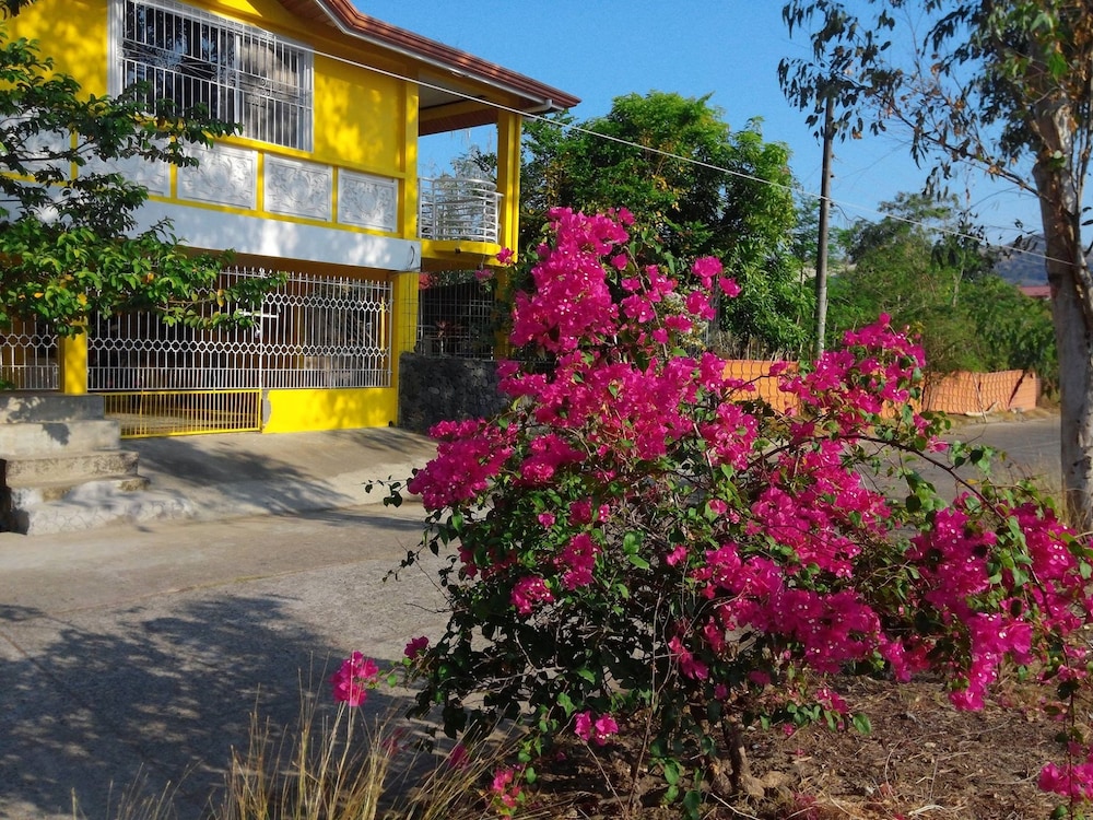 Yellow House Vacation Rental 5/23