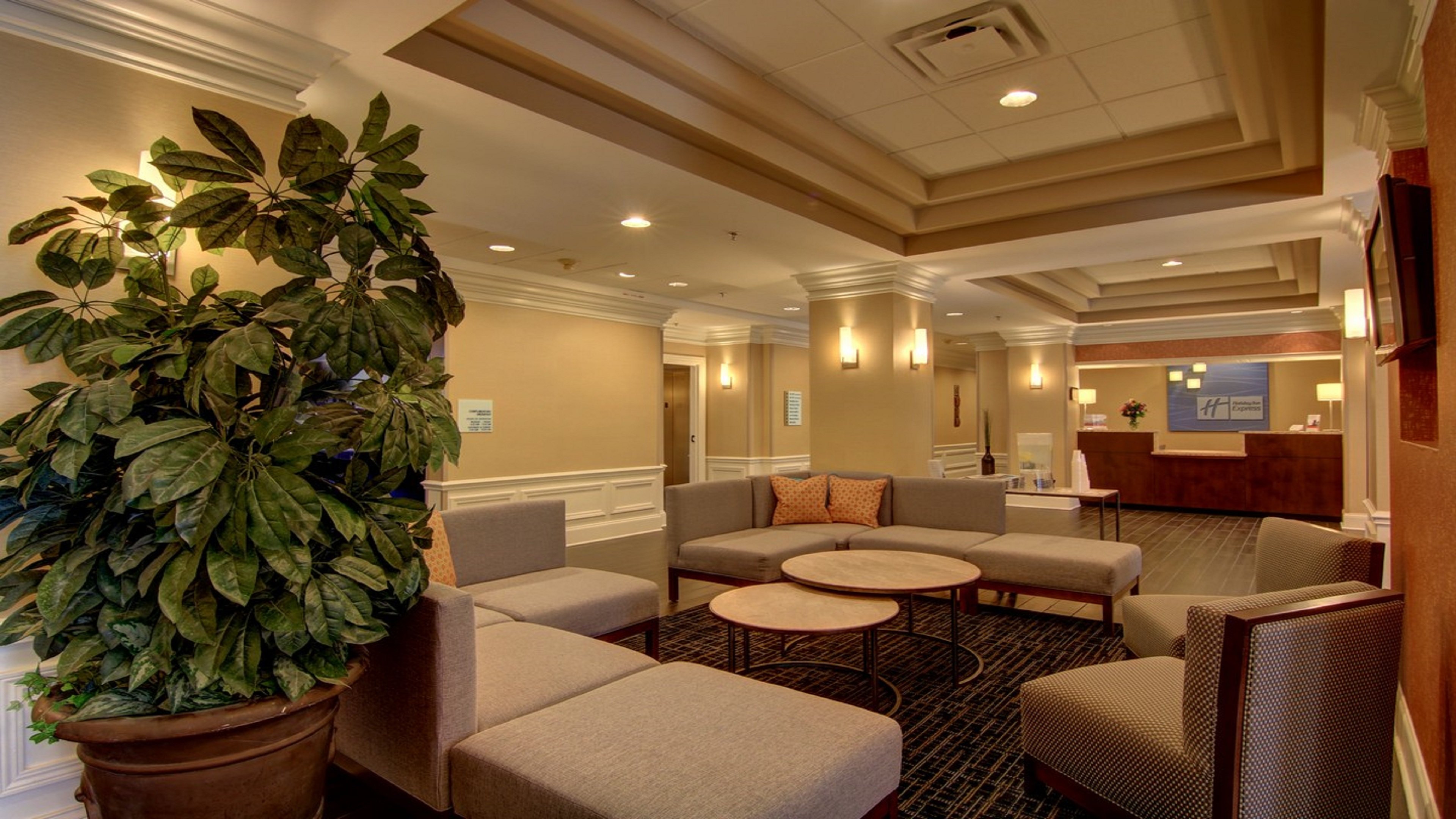 Holiday Inn Express & Suites Alpharetta - Windward Parkway 23/33