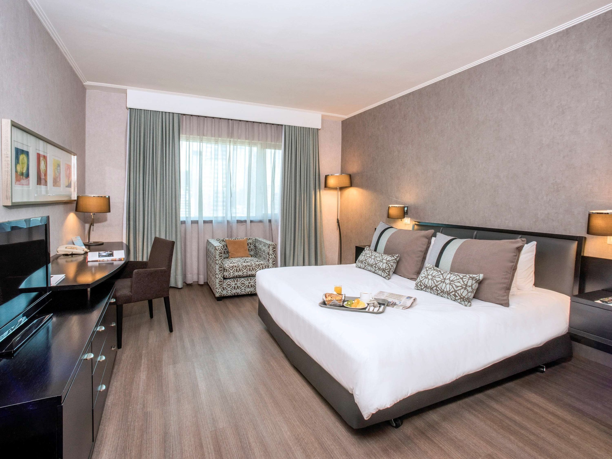 SUPERIOR, QUEEN BED
