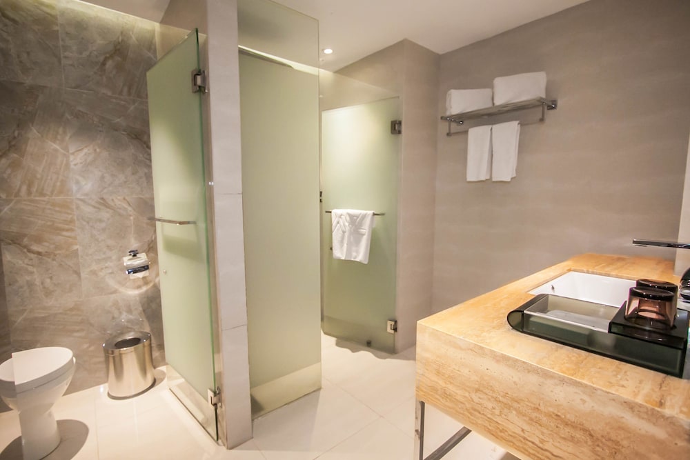 Fantastic, Queen Bed، Hotel Xyz 2/3