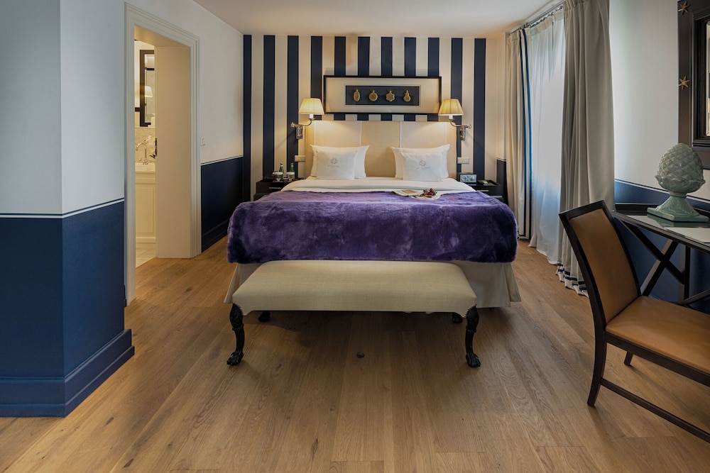 SUPERIOR, SUITE, QUEEN BED