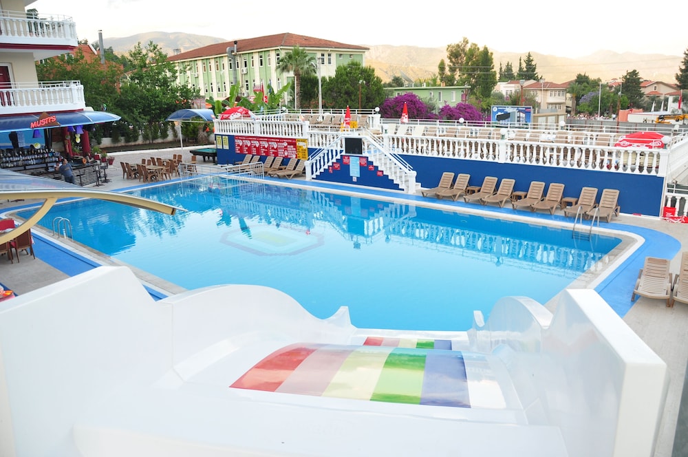 Mustis Royal Plaza Hotel 32/35