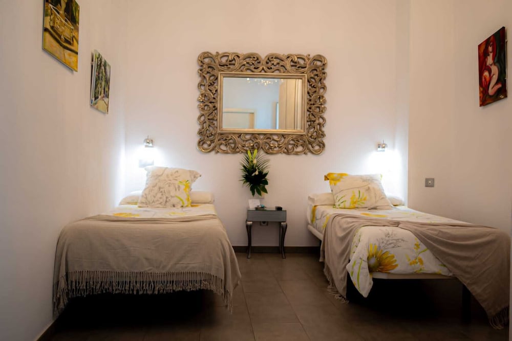 ROOM, TWIN BEDS