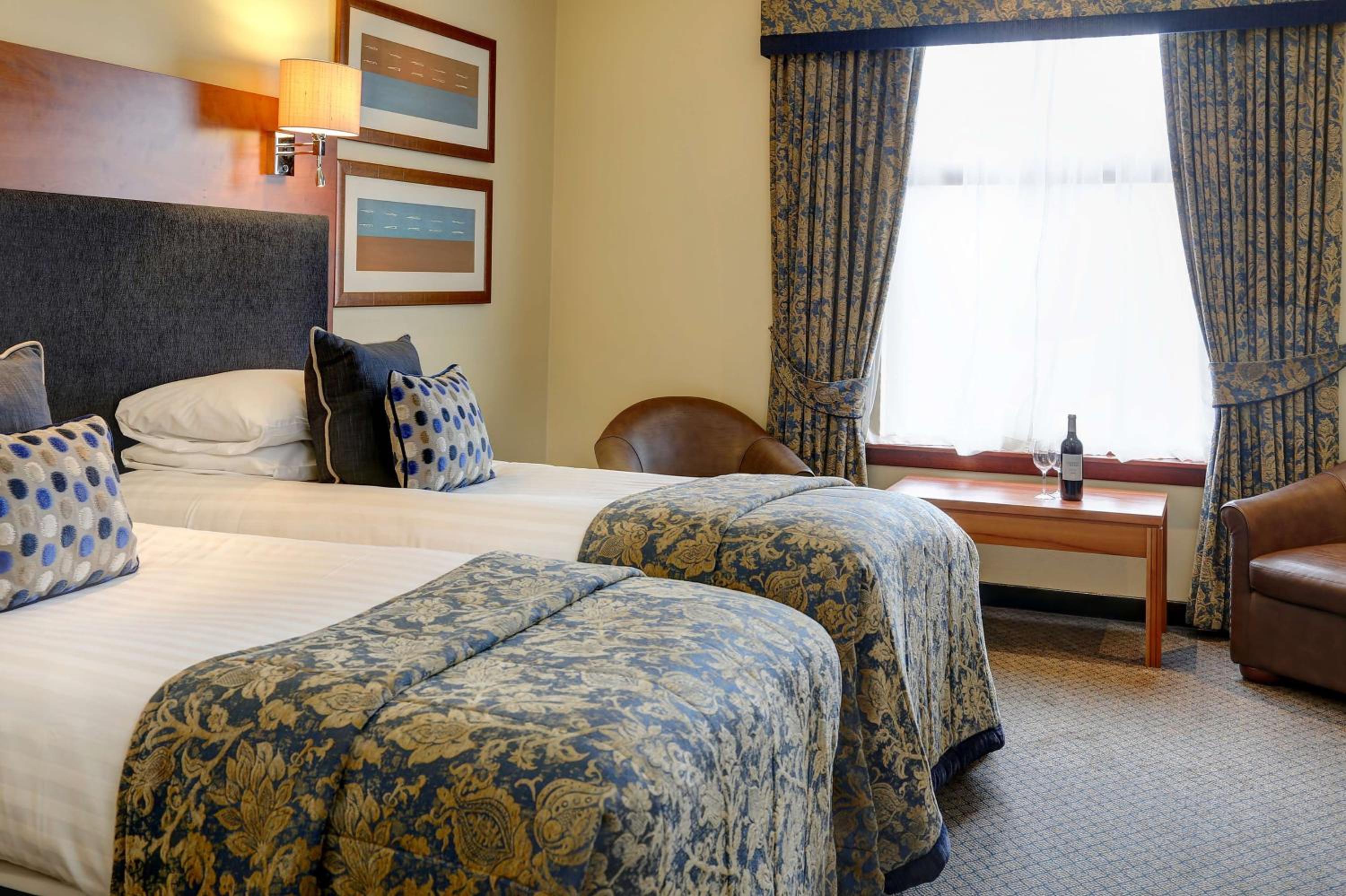 EXECUTIVE, TWIN BEDS