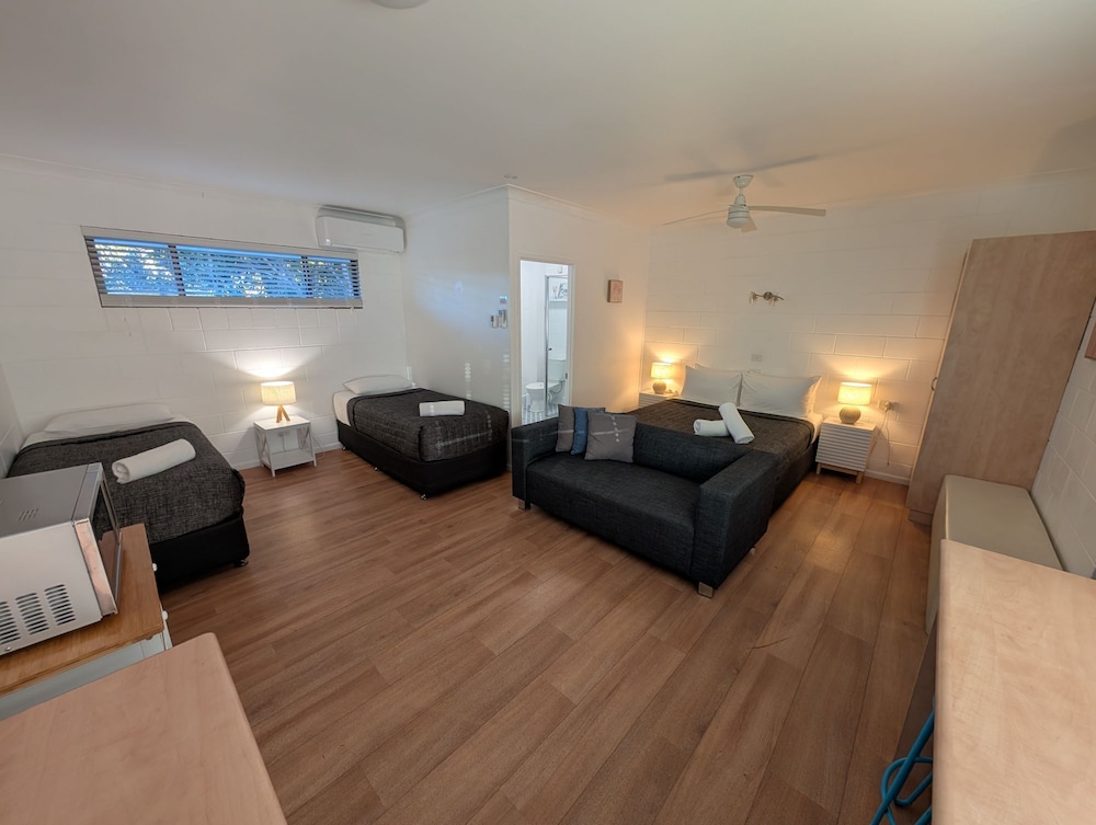 Moffat Beach Motel 35/62