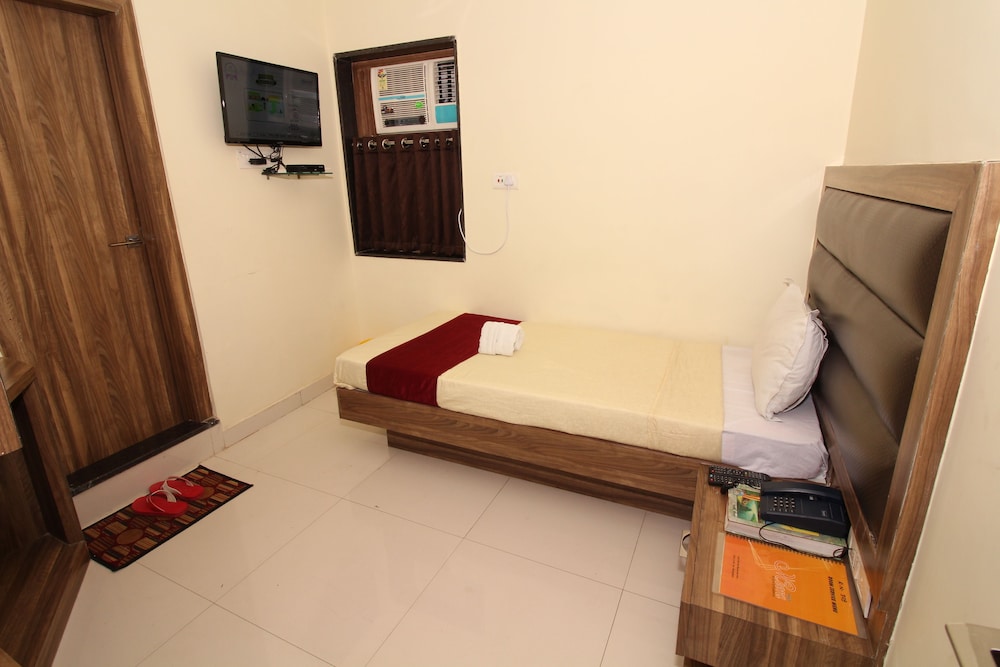 Hotel Meera 9/42