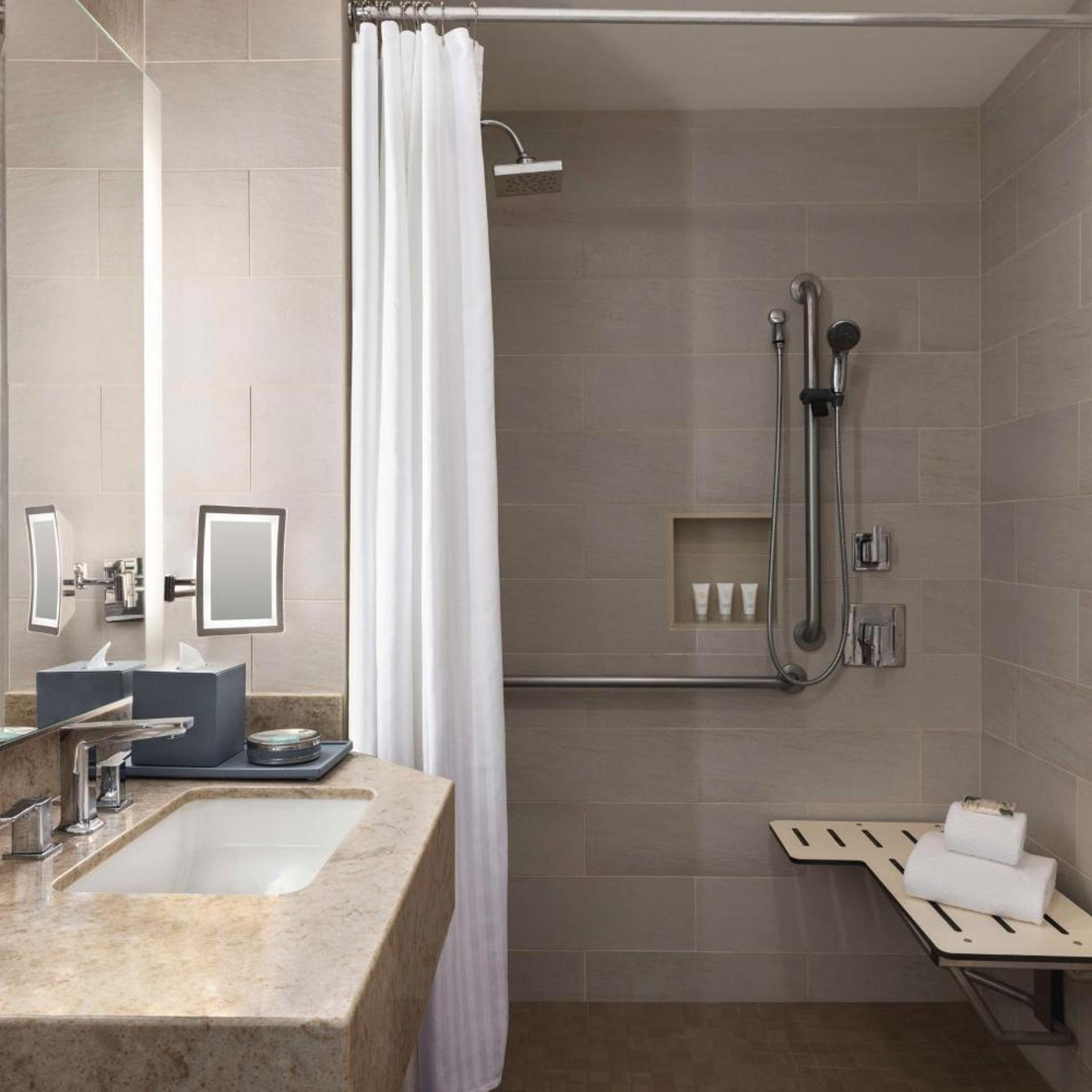 Room, King Bed, with Pool, Accessible، The Woodlands Resort, Curio Collection by Hilton 6/6