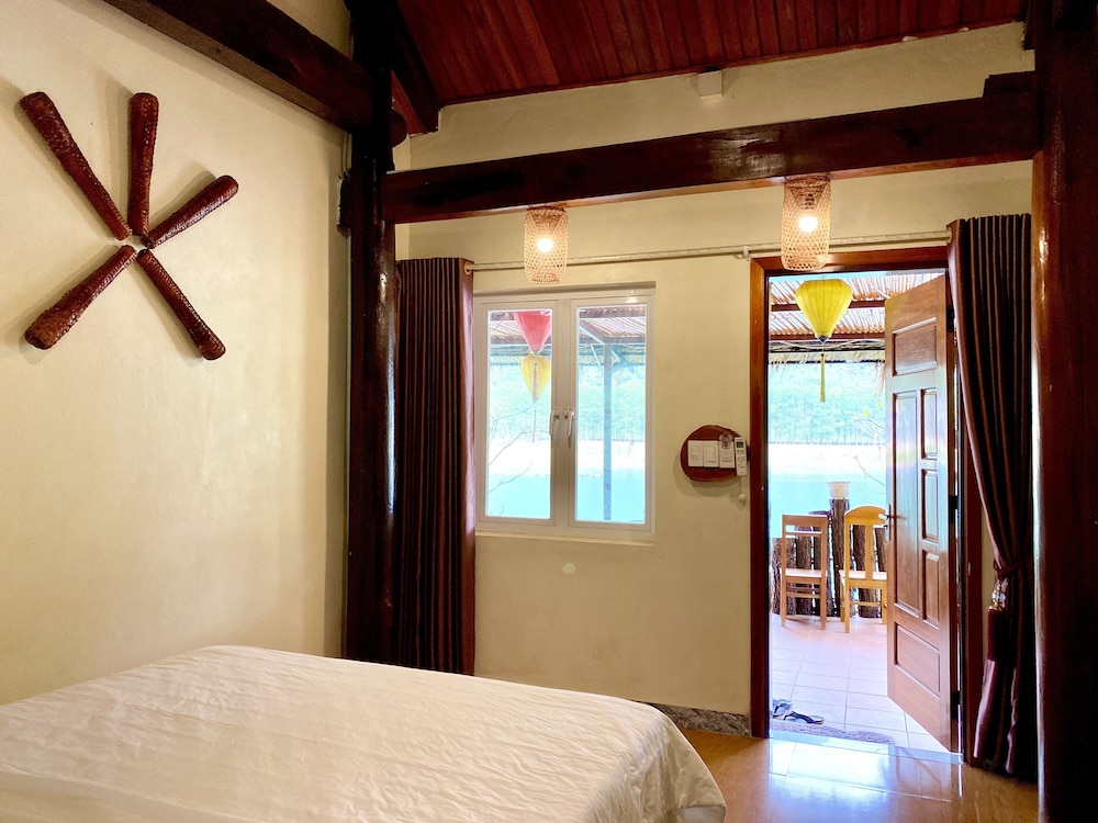Cozy, Deluxe, Queen Bed, Mountain and River View, Balcony