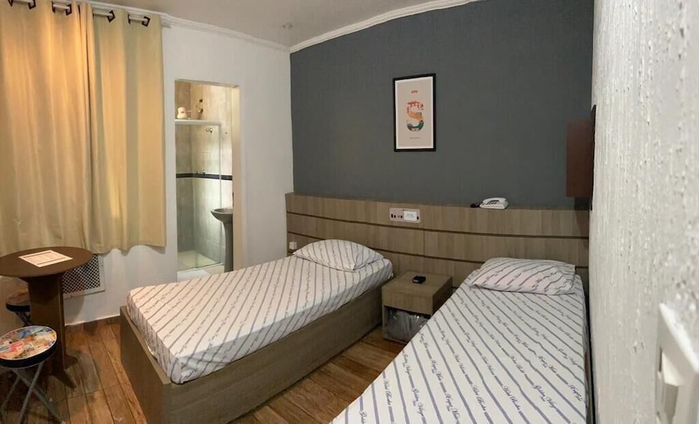 ROOM, TWIN BEDS